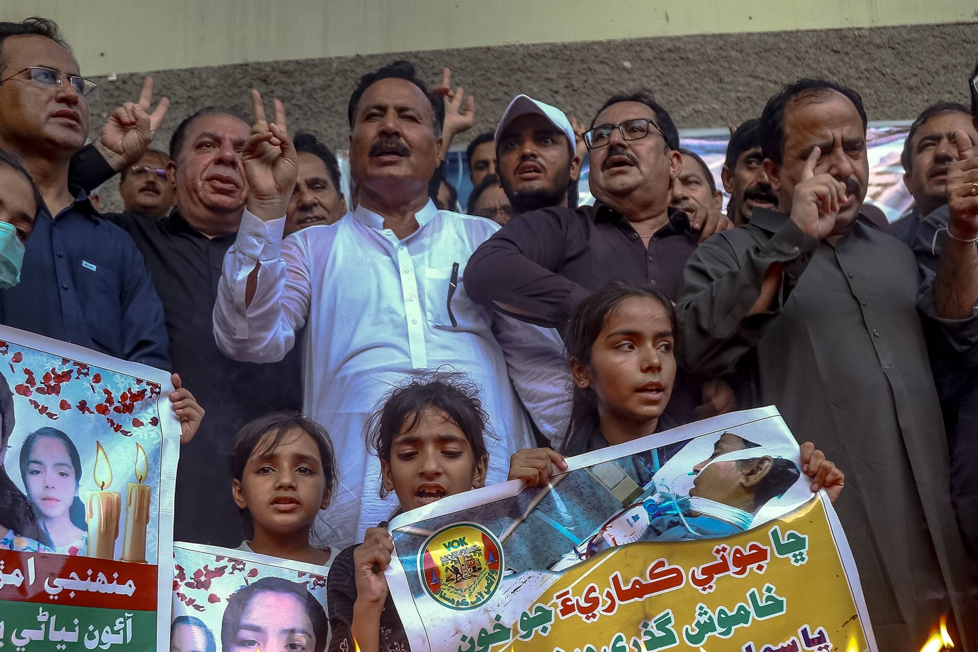 Im pakistanischen Hyderabad protestieren Menschen gegen die zahlreichen Femizide und Ehrenmorde im Land.