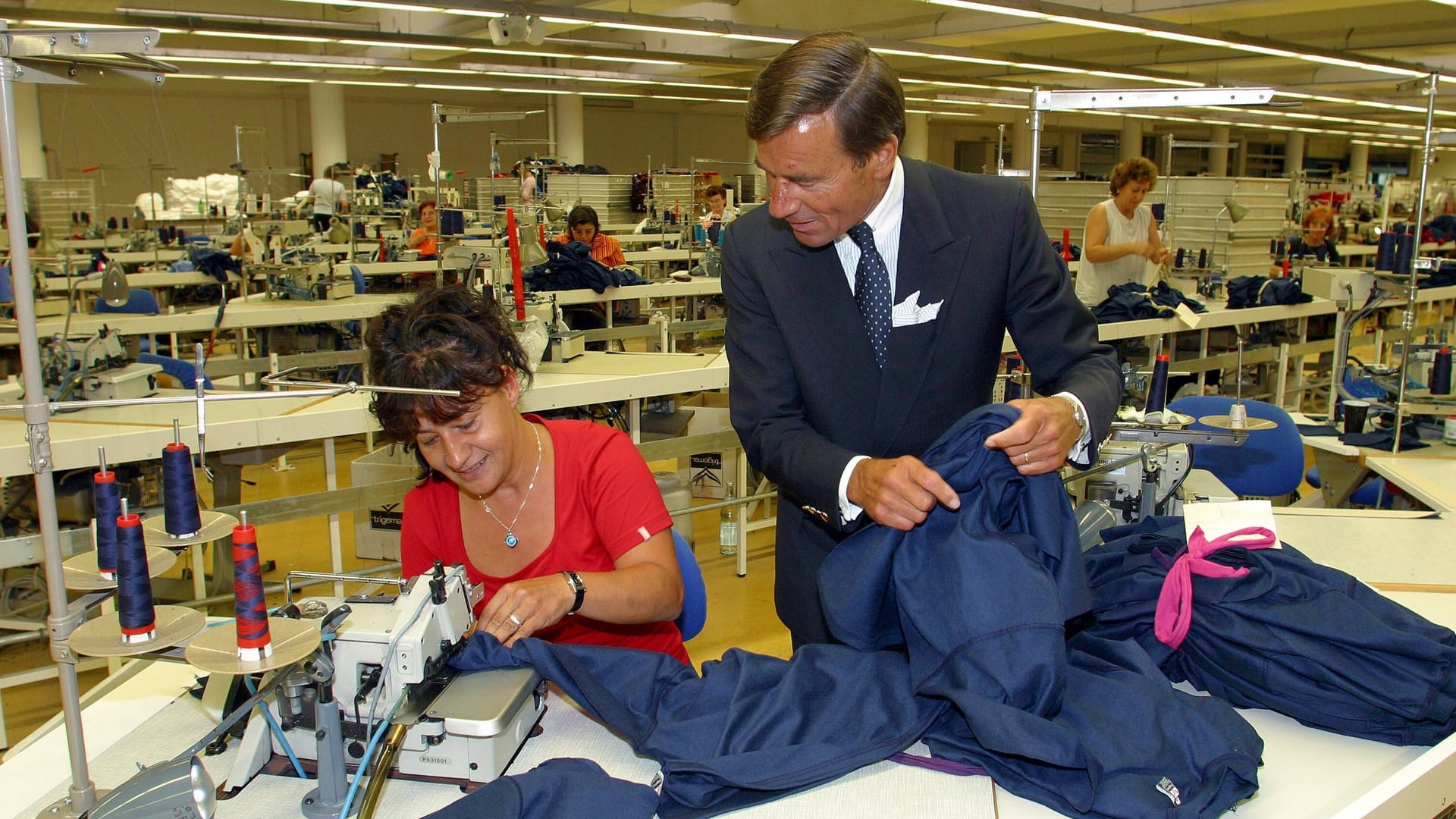 Manager Wolfgang Grupp mit einer Näherin in Burladingen