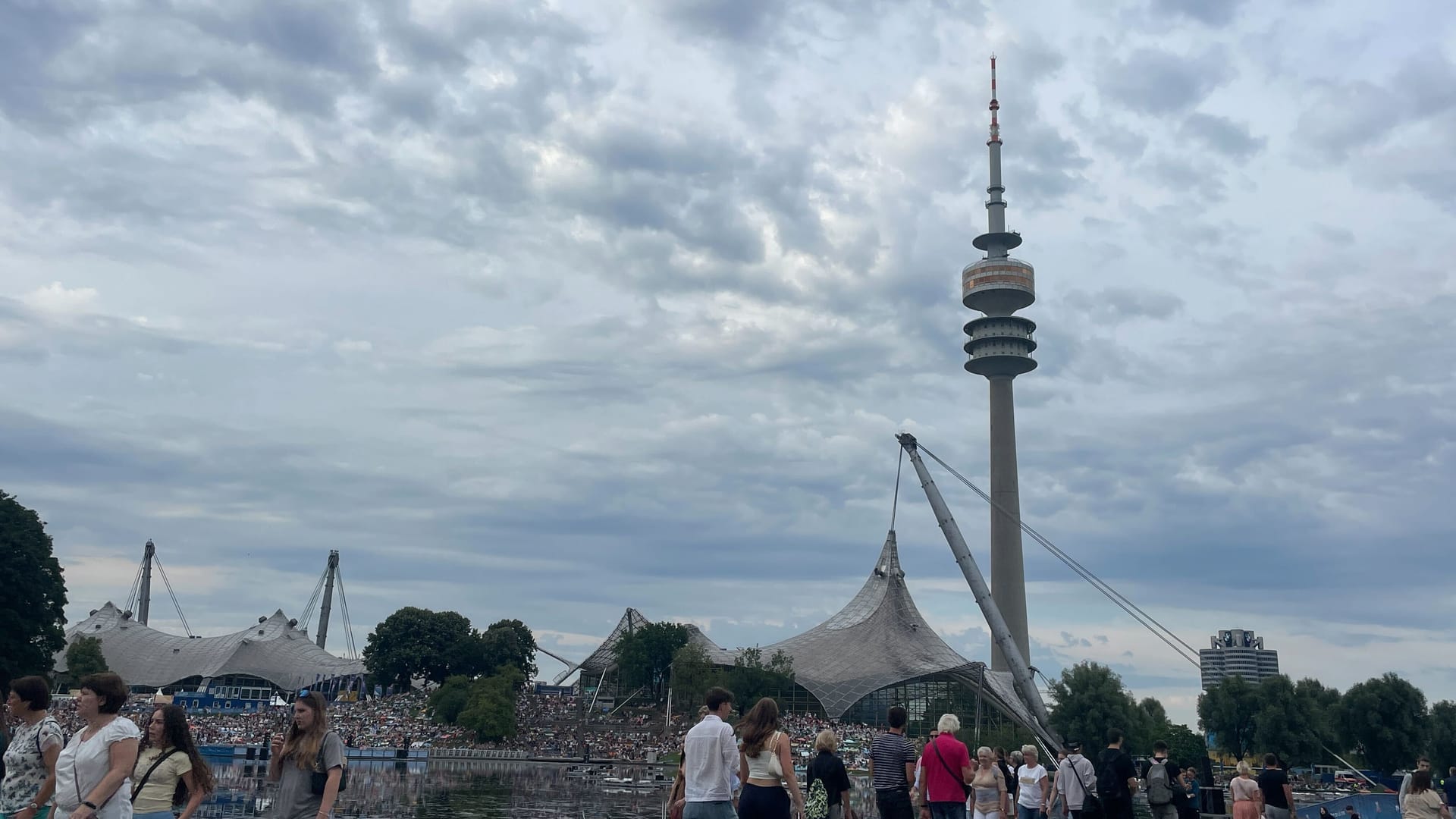 Sommernachtstraum in München: Dunkle Wolken hängen über dem Veranstaltungsgelände.
