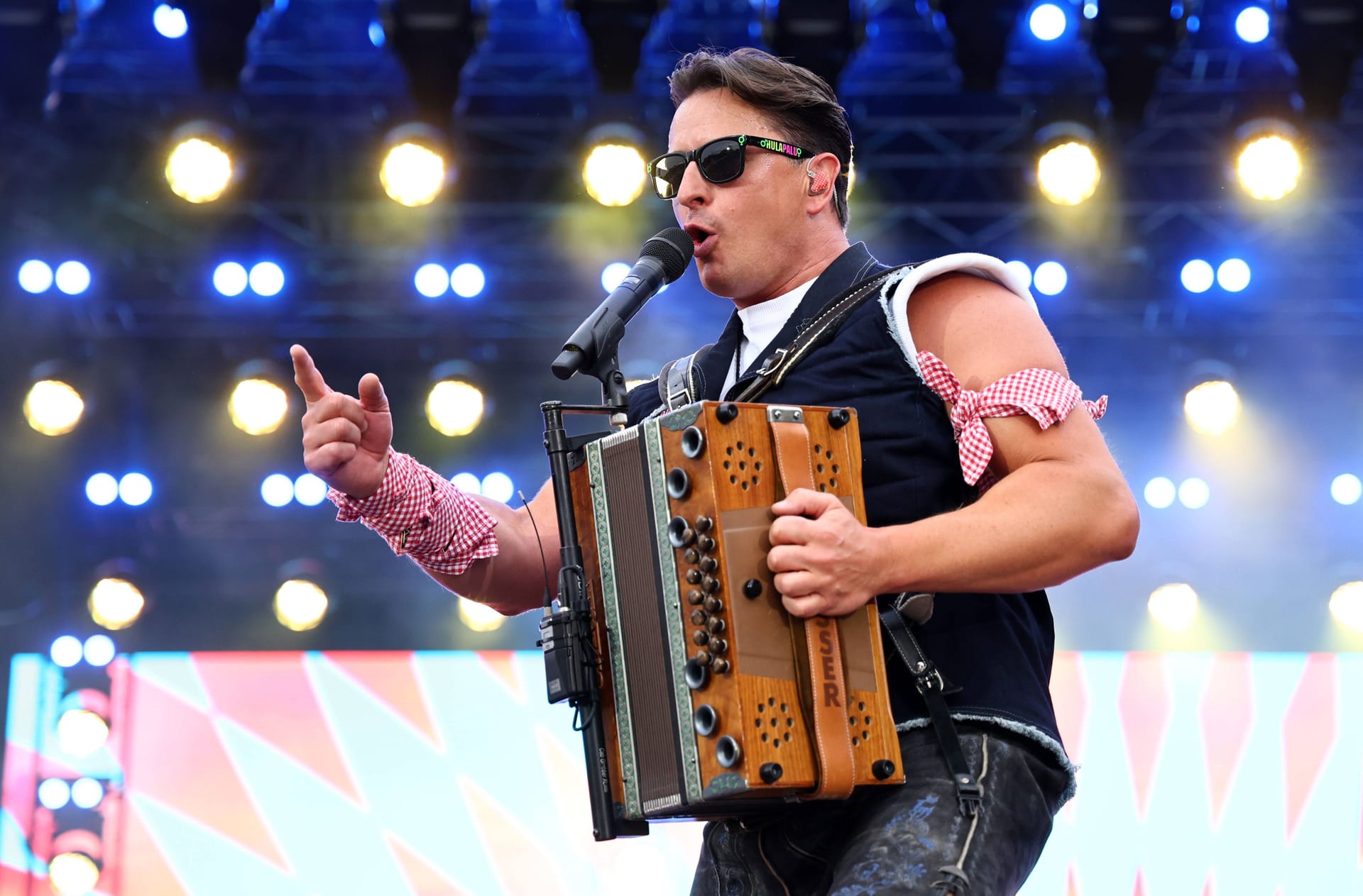 Platz 8: Kaum einer kennt "Hulapalu" von Andreas Gabalier nicht. 4.687,47 Euro erntet der Sänger monatlich mit Spotify. Platz 8: Kaum einer kennt "Hulapalu" von Andreas Gabalier nicht. 4.687,47 Euro erntet der Sänger monatlich mit Spotify.