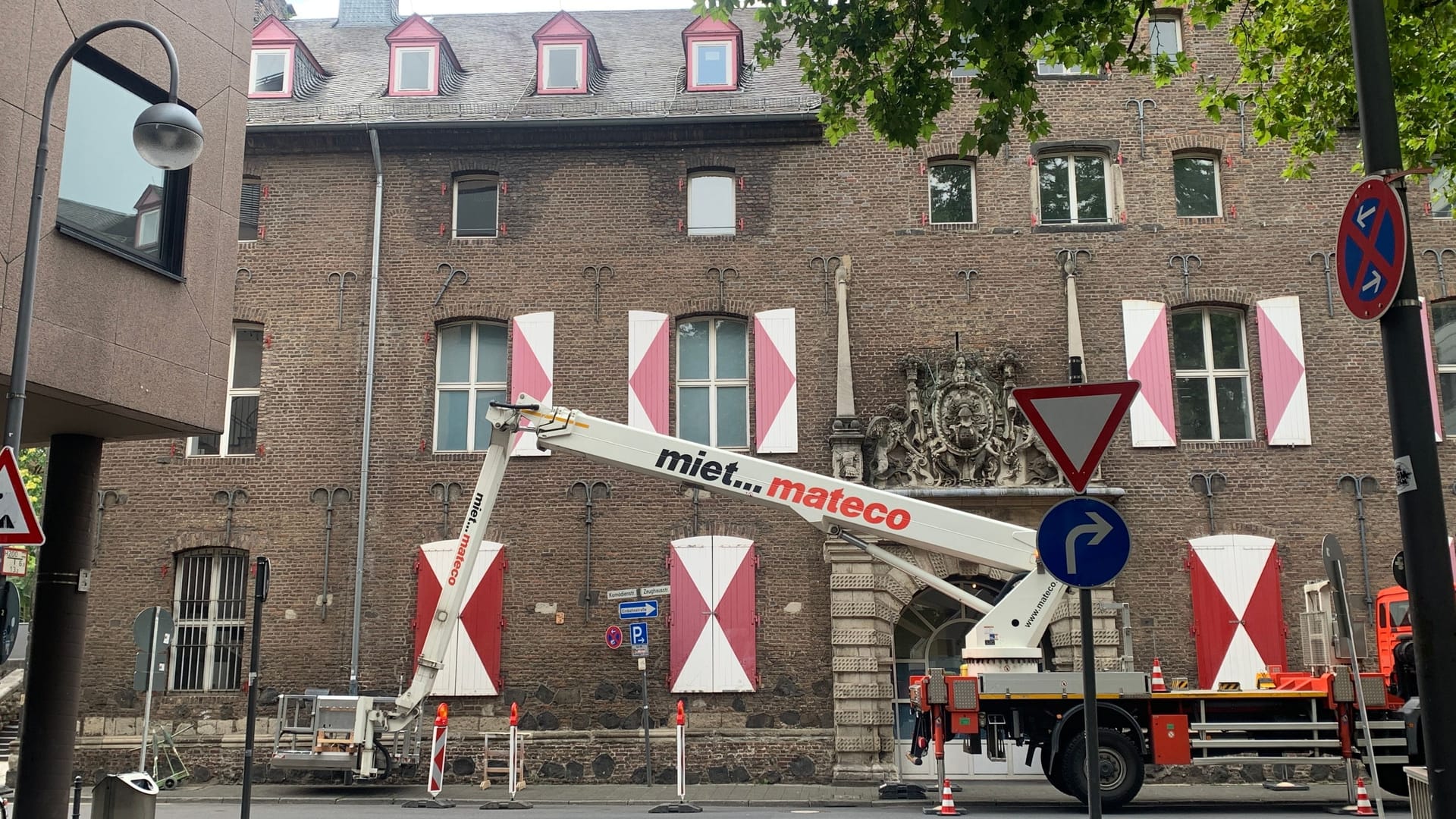 Arbeiten am Zeughaus in der Innenstadt: Die Stadt musste am Donnerstag den dortigen Gehweg absperren. Arbeiten am Zeughaus in der Innenstadt: Die Stadt musste am Donnerstag den dortigen Gehweg absperren.