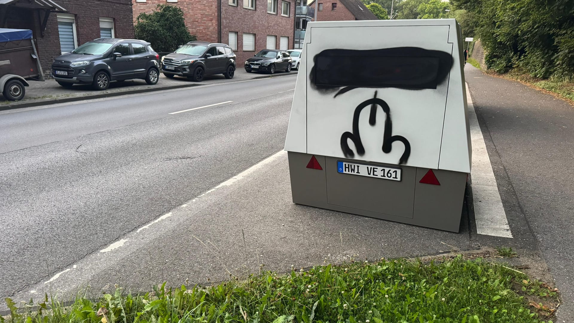 Ein Blitzer auf der Graf-Zeppelin-Straße in Kettwig: Unbekannte haben das mobile Gerät durch Schmierereien beschädigt.