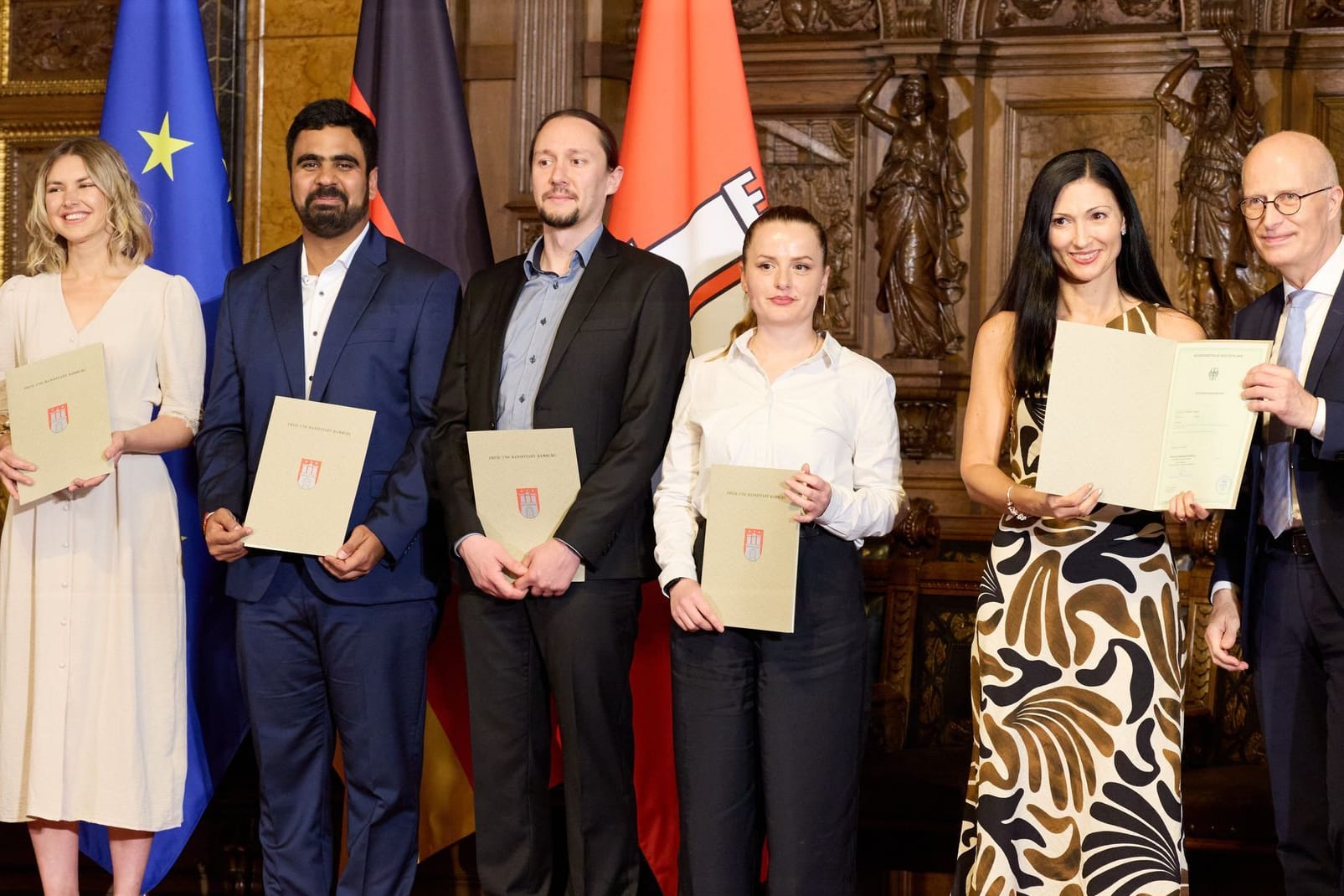 Einbürgerungsfeier im Rathaus: Zahlreiche Menschen haben in Hamburg ihre deutsche Staatsbürgerschaft erhalten.