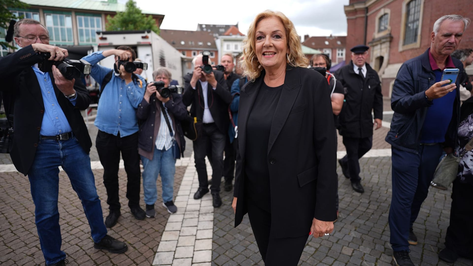 Moderatorin Bettina Tietjen kam zur Trauerfeier im Michel: Sie nahm Abschied von ihrem langjährigen NDR-Kollegen.