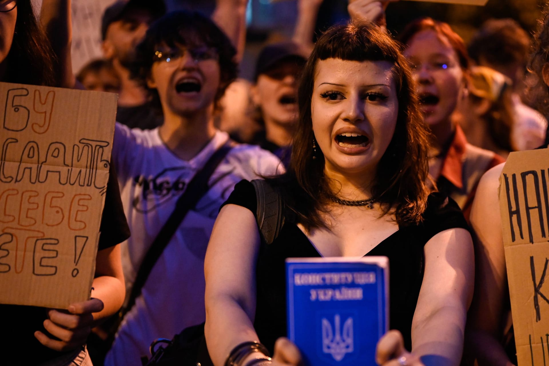 Ukrainerinnen protestieren gegen die Beschneidung der Anti-Korruptionsbehörden: Nun droht die EU der Ukraine.