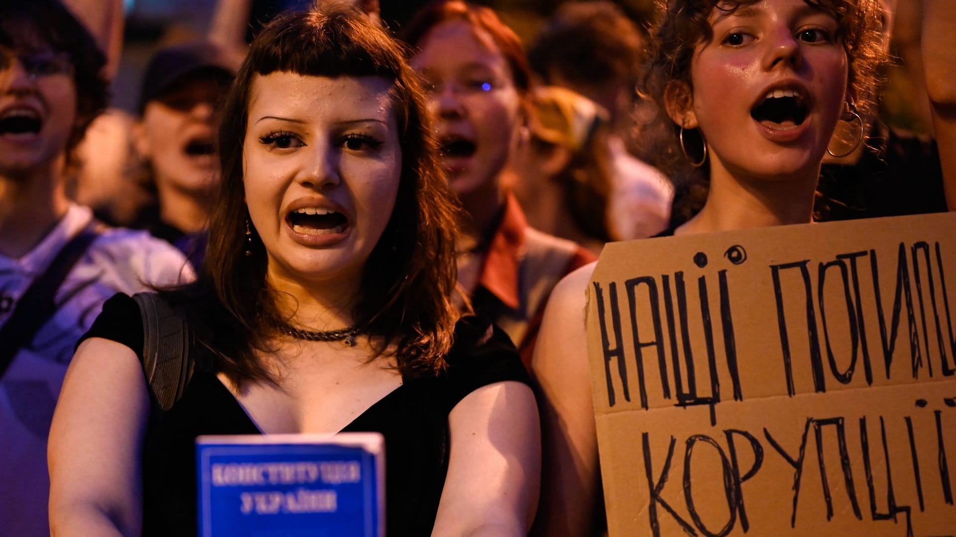 Ukrainerinnen protestieren gegen die Beschneidung der Anti-Korruptionsbehörden: Nun droht die EU der Ukraine.