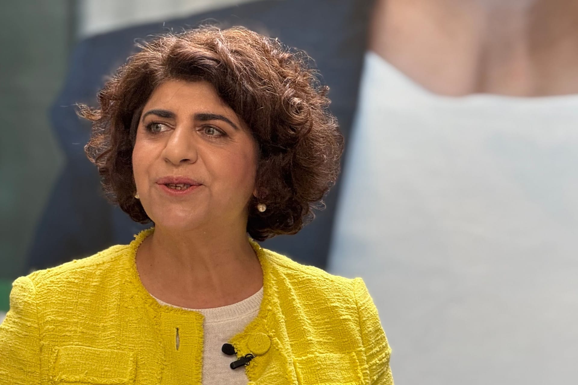 Berîvan Aymaz bei ihrer Kampagnenvorstellung: Die Vizepräsidentin des Landtags möchte die erste grüne Oberbürgermeisterin einer Millionenstadt werden.