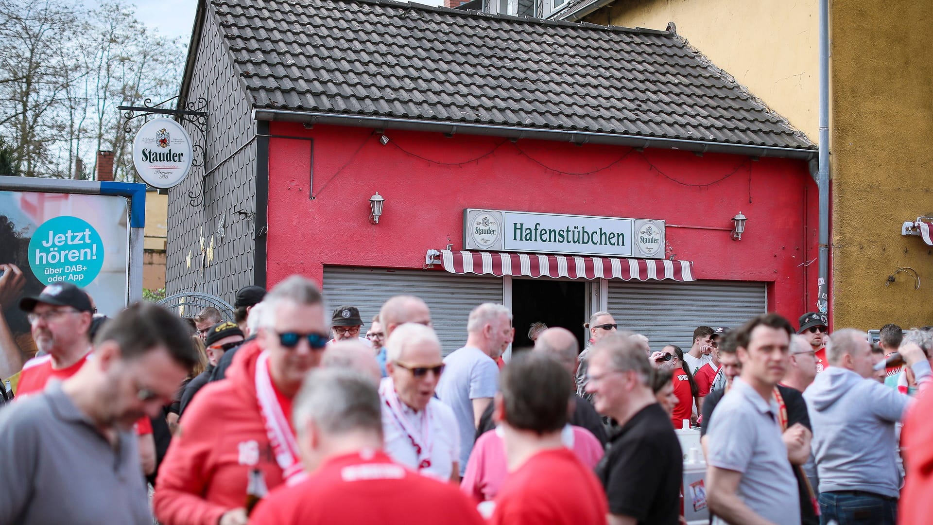 Fans von RWE treffen sichvor der Kneipe "Hafenstübchen" (Archivbild): Die Gaststätte hat sich seit ihrer Gründung vor mehr als 20 Jahren zu einem zentralen Anlaufpunkt für RWE-Anhänger entwickelt.