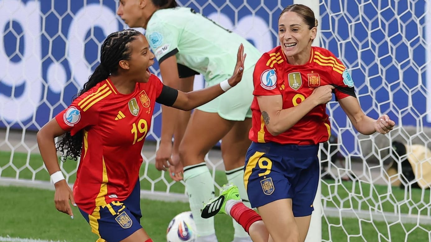 Esther González (r.) feiert ihren Treffer zum 1:0 nach weniger als 90 Sekunden.