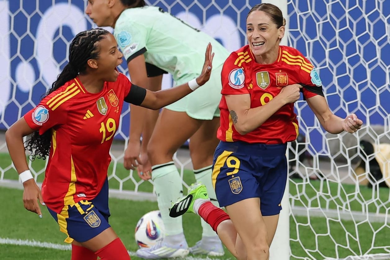 Esther González (r.) feiert ihren Treffer zum 1:0 nach weniger als 90 Sekunden.