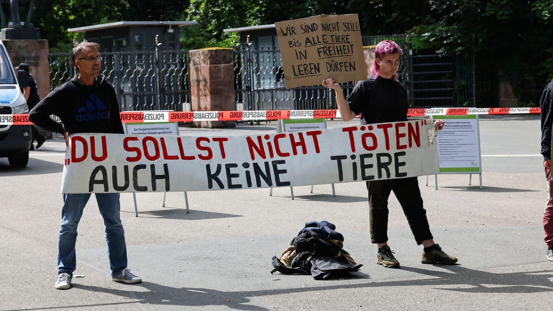 Debatte über Pavian-Tötung - Tiergarten ein Tag geschlossen Debatte über Pavian-Tötung - Tiergarten ein Tag geschlossen