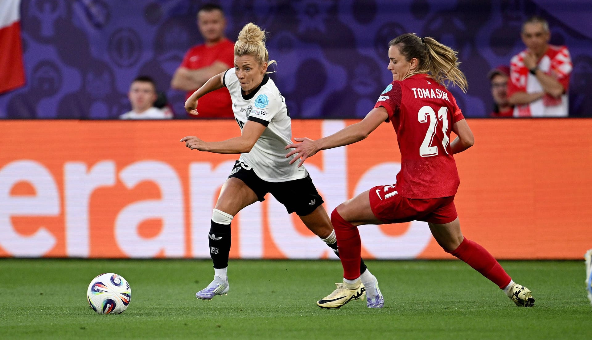 Linda Dallmann (bis 70.): Vergab den ersten deutschen Abschluss (3.). Die Bayern-Spielerin ist eigentlich für die Ideen in der Offensive zuständig – kreierte gegen Polen allerdings nur wenig. Das kann sie besser. Note: 3 Linda Dallmann (bis 70.): Vergab den ersten deutschen Abschluss (3.). Die Bayern-Spielerin ist eigentlich für die Ideen in der Offensive zuständig – kreierte gegen Polen allerdings nur wenig. Das kann sie besser. Note: 3