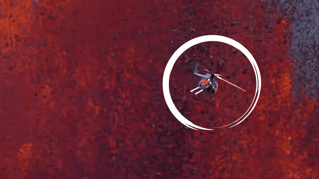 Kilauea-Vulkan auf Hawaii: Ein Helikopter fliegt in geringer Höhe entlang einer Lavafontäne