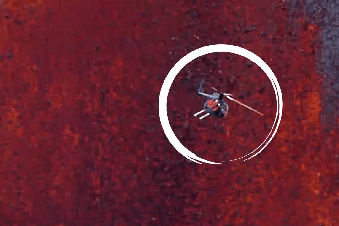 Kilauea-Vulkan auf Hawaii: Ein Helikopter fliegt in geringer Höhe entlang einer Lavafontäne Kilauea-Vulkan auf Hawaii: Ein Helikopter fliegt in geringer Höhe entlang einer Lavafontäne