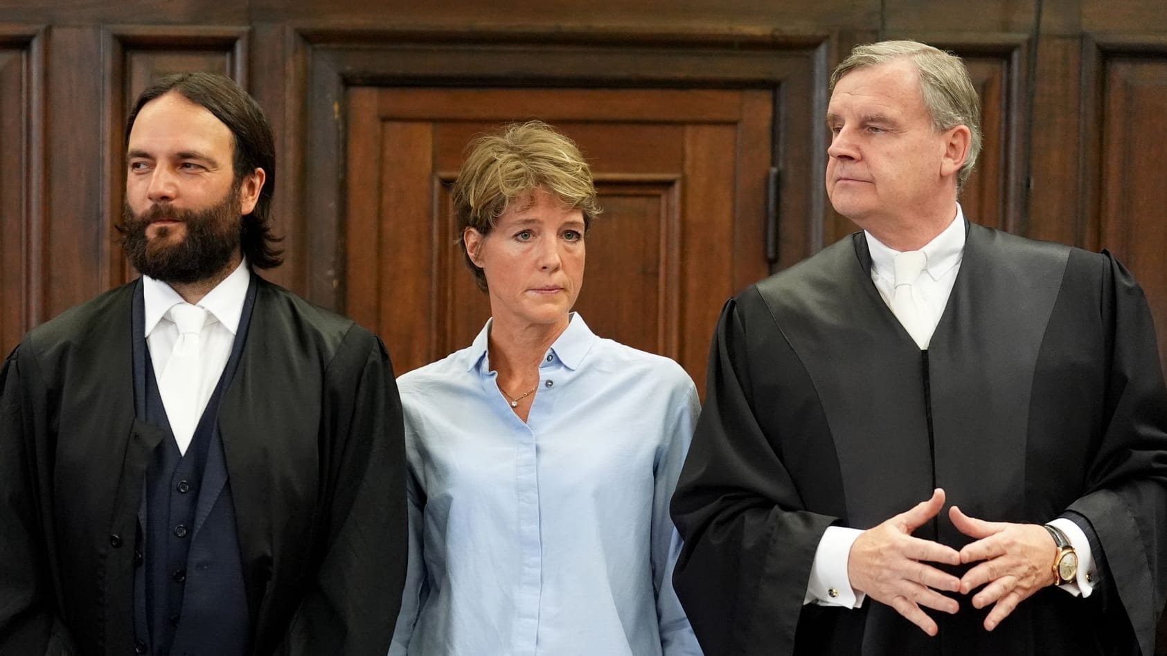 Die Unternehmerin Christina Block steht neben ihren Verteidigern Otmar Kury (r.) und Ingo Bott: Die Angeklagte will sich im Prozess umfangreich zu Wort melden.
