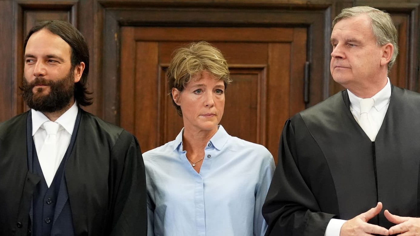 Die Unternehmerin Christina Block steht neben ihren Verteidigern Otmar Kury (r.) und Ingo Bott (Archivfoto): Zwischen den Juristen soll es Differenzen gegeben haben. Die Unternehmerin Christina Block steht neben ihren Verteidigern Otmar Kury (r.) und Ingo Bott (Archivfoto): Zwischen den Juristen soll es Differenzen gegeben haben.