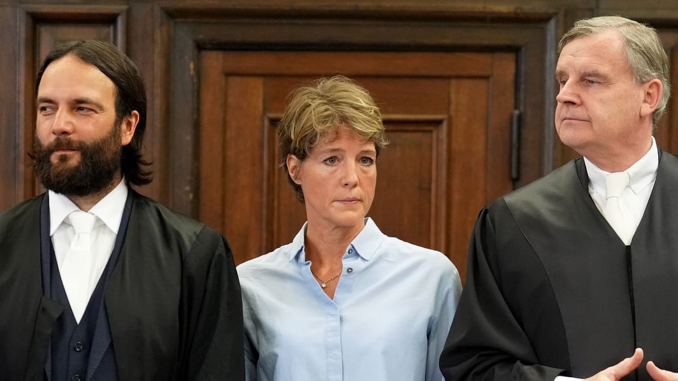 Die Unternehmerin Christina Block steht neben ihren Verteidigern Otmar Kury (r.) und Ingo Bott (Archivfoto): Zwischen den Juristen soll es Differenzen gegeben haben.