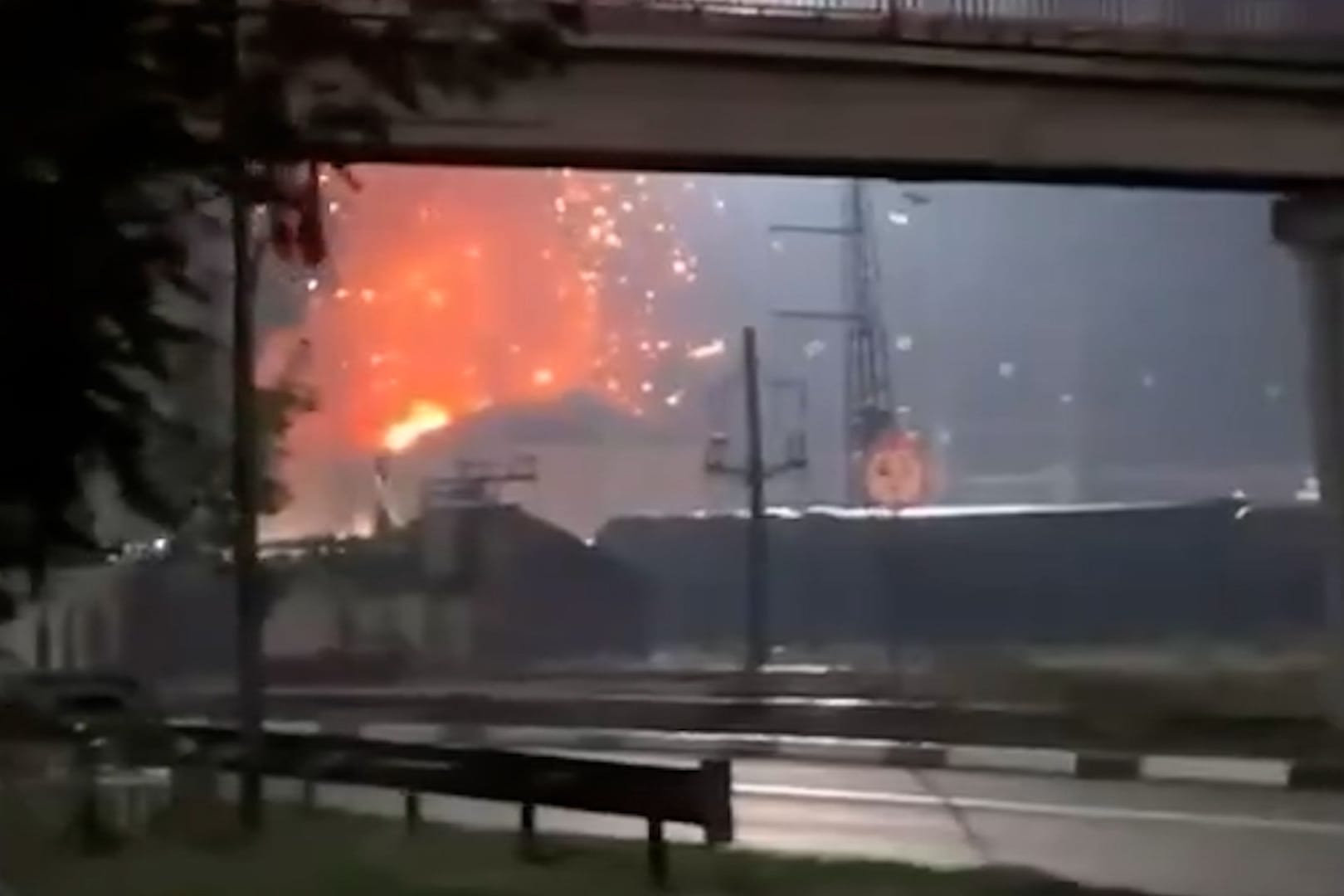 Ein Bahnhof im russischen Kamelonomni brennt. Ein Bahnhof im russischen Kamelonomni brennt.