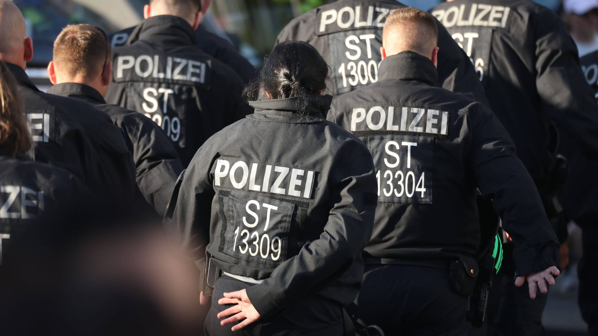 Polizisten in Berlin (Symbolfoto): Gegen zwei Beamte wird nach einem Vorfall in Tempelhof ermittelt.