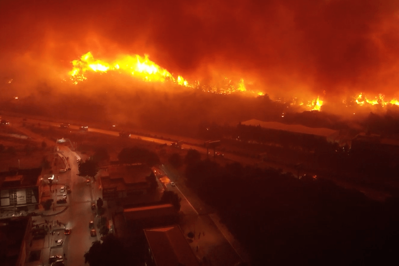 Dramatische Drohnenaufnahmen zeigen, wie in der Nacht zum Freitag in der türkischen Provinz Izmir Flammen lodern