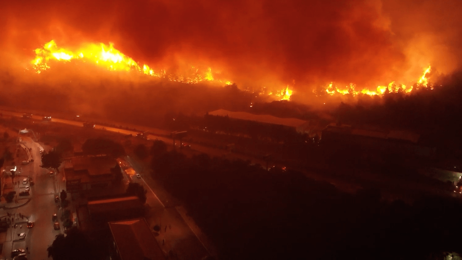 Dramatische Drohnenaufnahmen zeigen, wie in der Nacht zum Freitag in der türkischen Provinz Izmir Flammen lodern