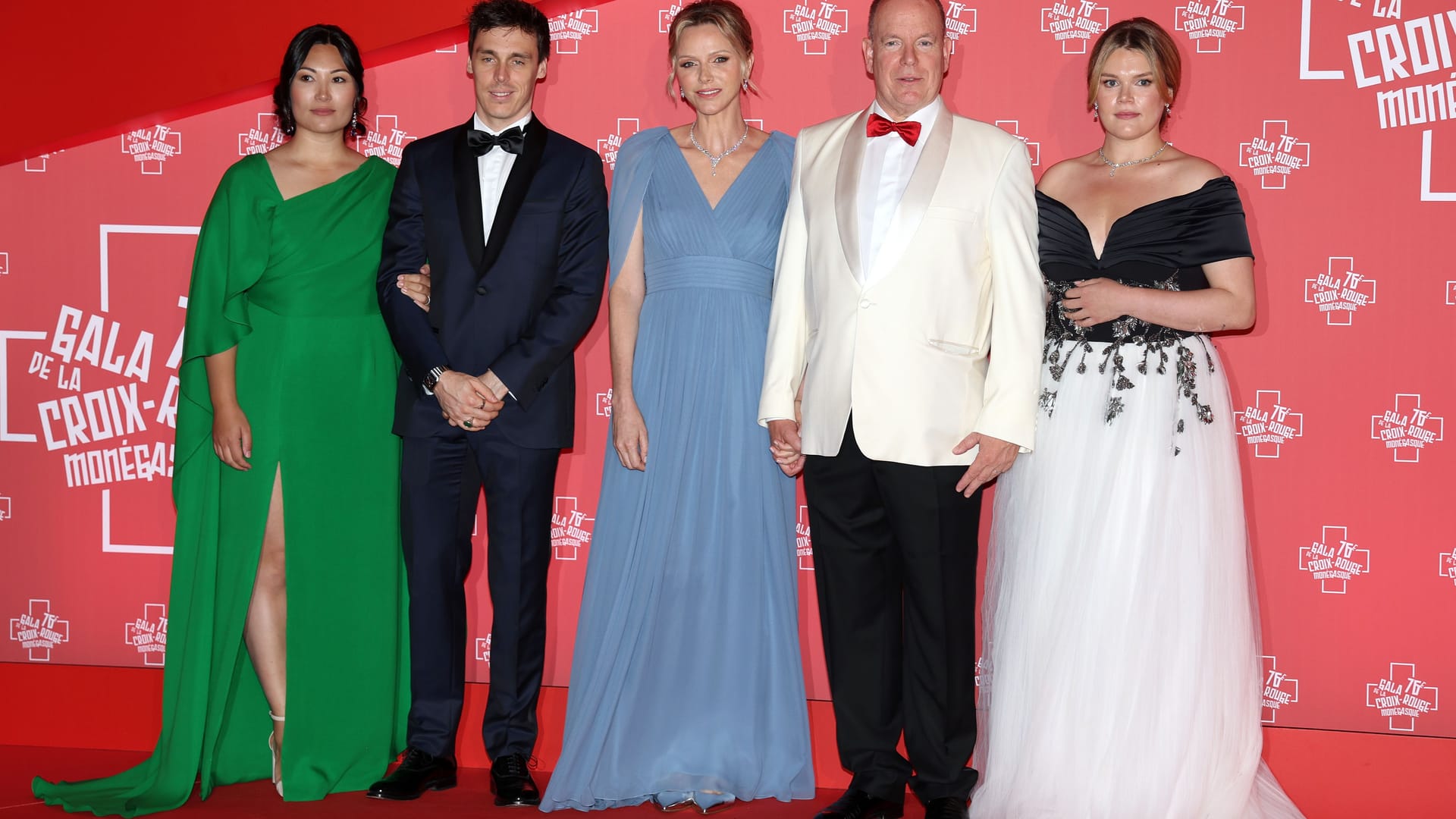 Das monegassische Fürstenhaus besucht den Rotkreuz-Ball.