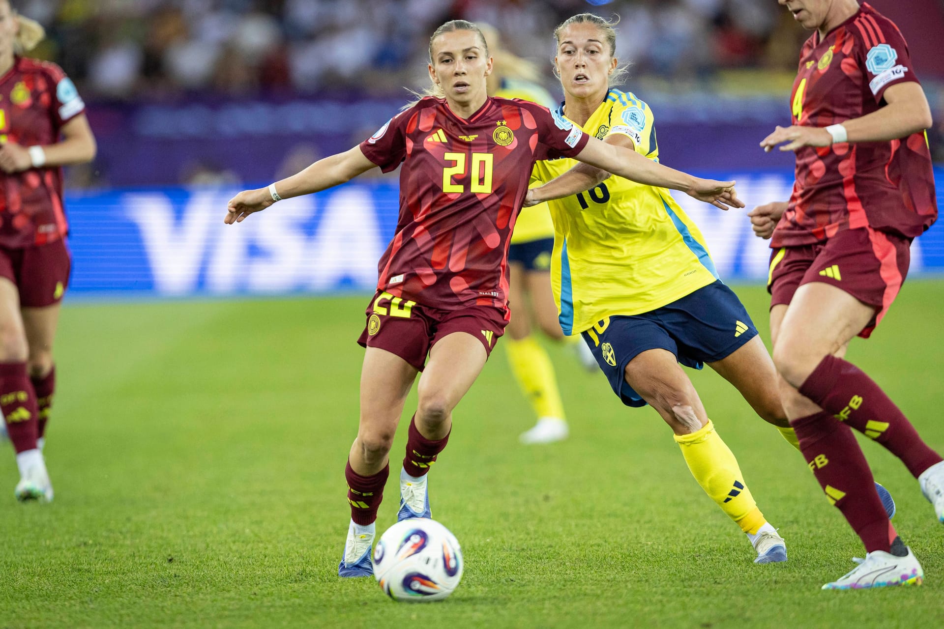 Elisa Senß (bis 84.): Zählte in der Anfangsphase zu den besseren deutschen Spielerinnen. Bestätigte ihr gutes Auge mit Seitenverlagerungen (wie in der 2. Minute). War sich nicht zu schade, auch mal hintenrum zu spielen – bis ihr der Spielstand auch keine andere Wahl mehr ließ. An ihr lag es nicht. Note 3 Elisa Senß (bis 84.): Zählte in der Anfangsphase zu den besseren deutschen Spielerinnen. Bestätigte ihr gutes Auge mit Seitenverlagerungen (wie in der 2. Minute). War sich nicht zu schade, auch mal hintenrum zu spielen – bis ihr der Spielstand auch keine andere Wahl mehr ließ. An ihr lag es nicht. Note 3