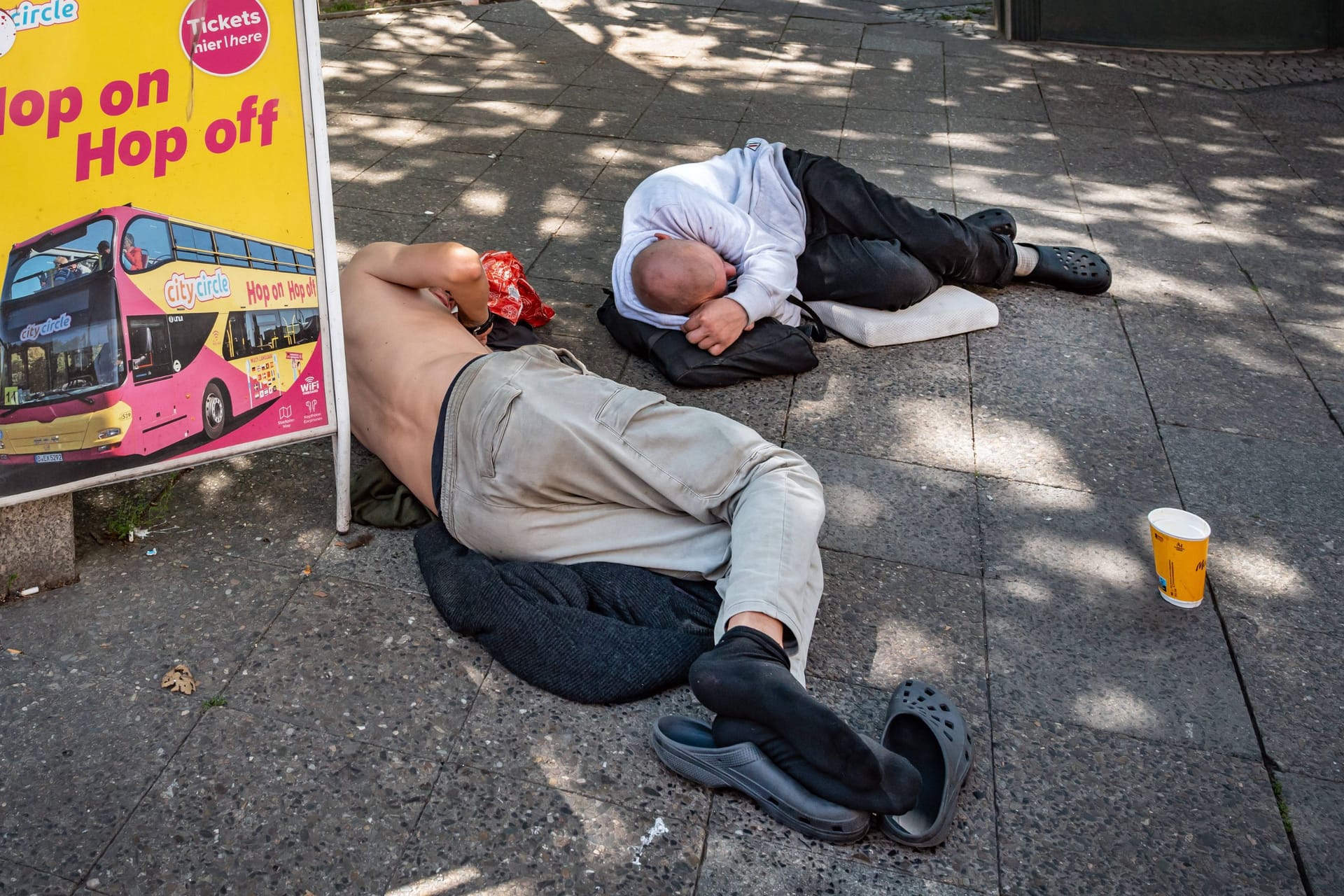 Obdachlose liegen mitten auf dem Kurfürstendamm (Archivbild): Der Senat rechnet damit, dass in Berlin mehr Menschen ein Dach über dem Kopf haben werden.