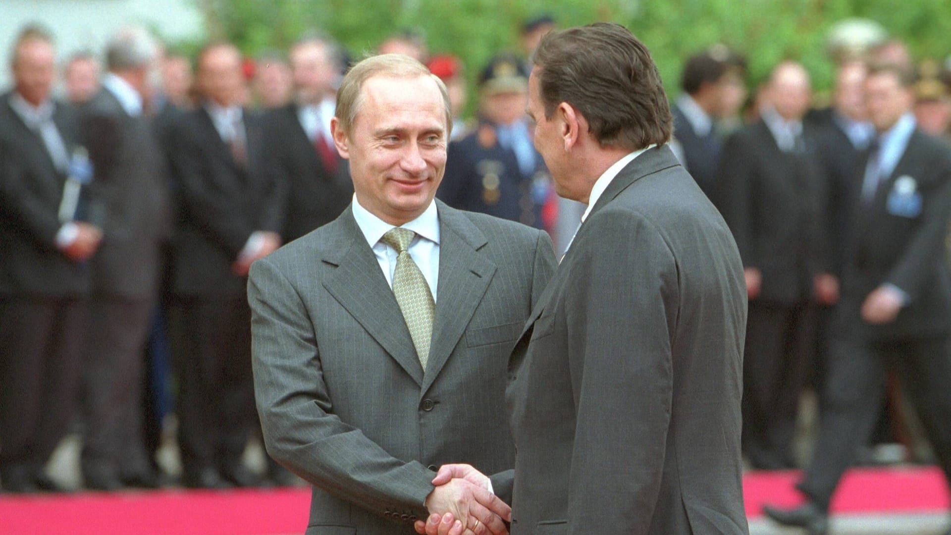 Wladimir Putin mit Gerhard Schröder im Jahr 2000: Russlands Präsident hat den Traum der Putschisten von 1991 verwirklicht, sagt Michael Thumann.