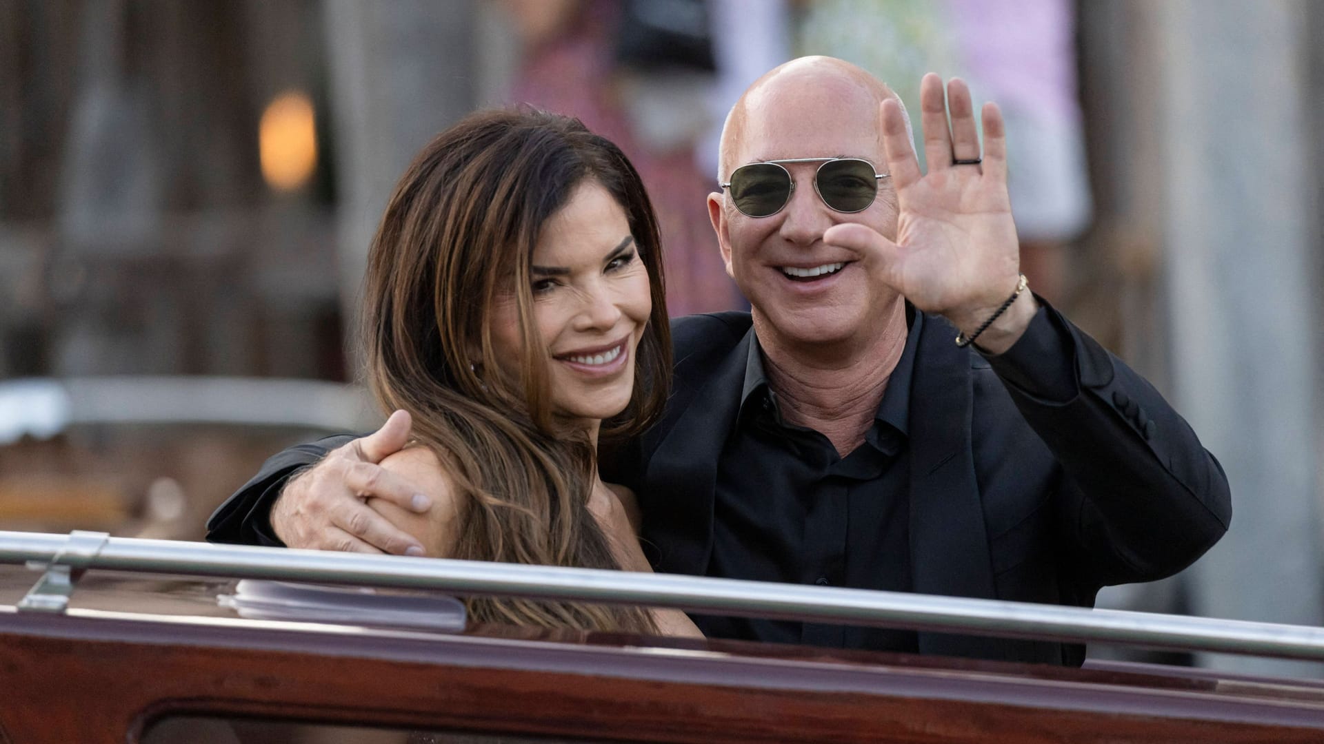 Jeff Bezos und Lauren Sanchez in Venedig: Zu seinem Hochzeitsevent haben sich Bezos` Anteile an Amazon mal eben verzehnfacht (Symbolbild).
