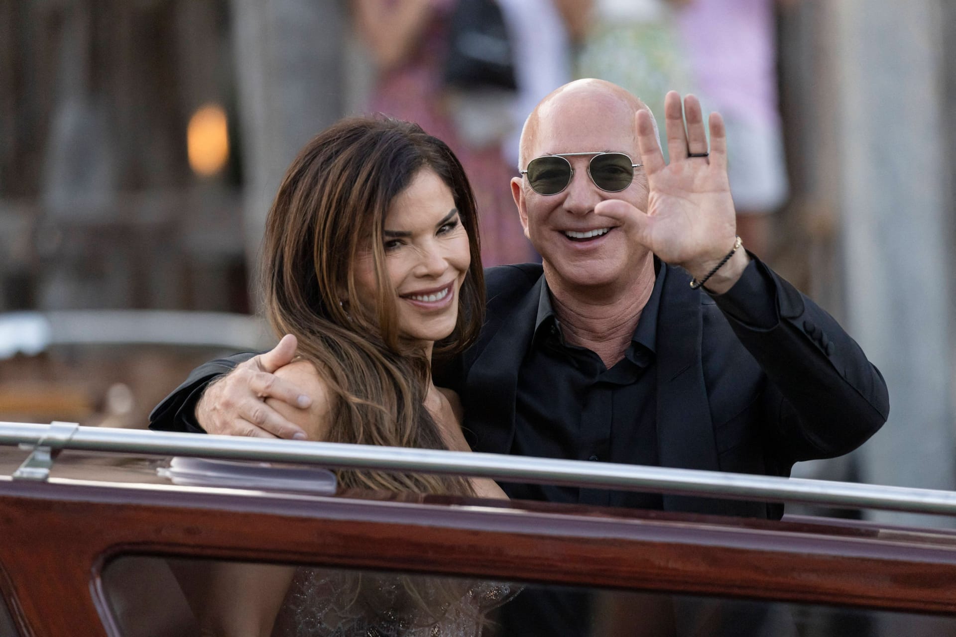 Jeff Bezos und Lauren Sanchez in Venedig: Zu seinem Hochzeitsevent haben sich Bezos` Anteile an Amazon mal eben verzehnfacht (Symbolbild).