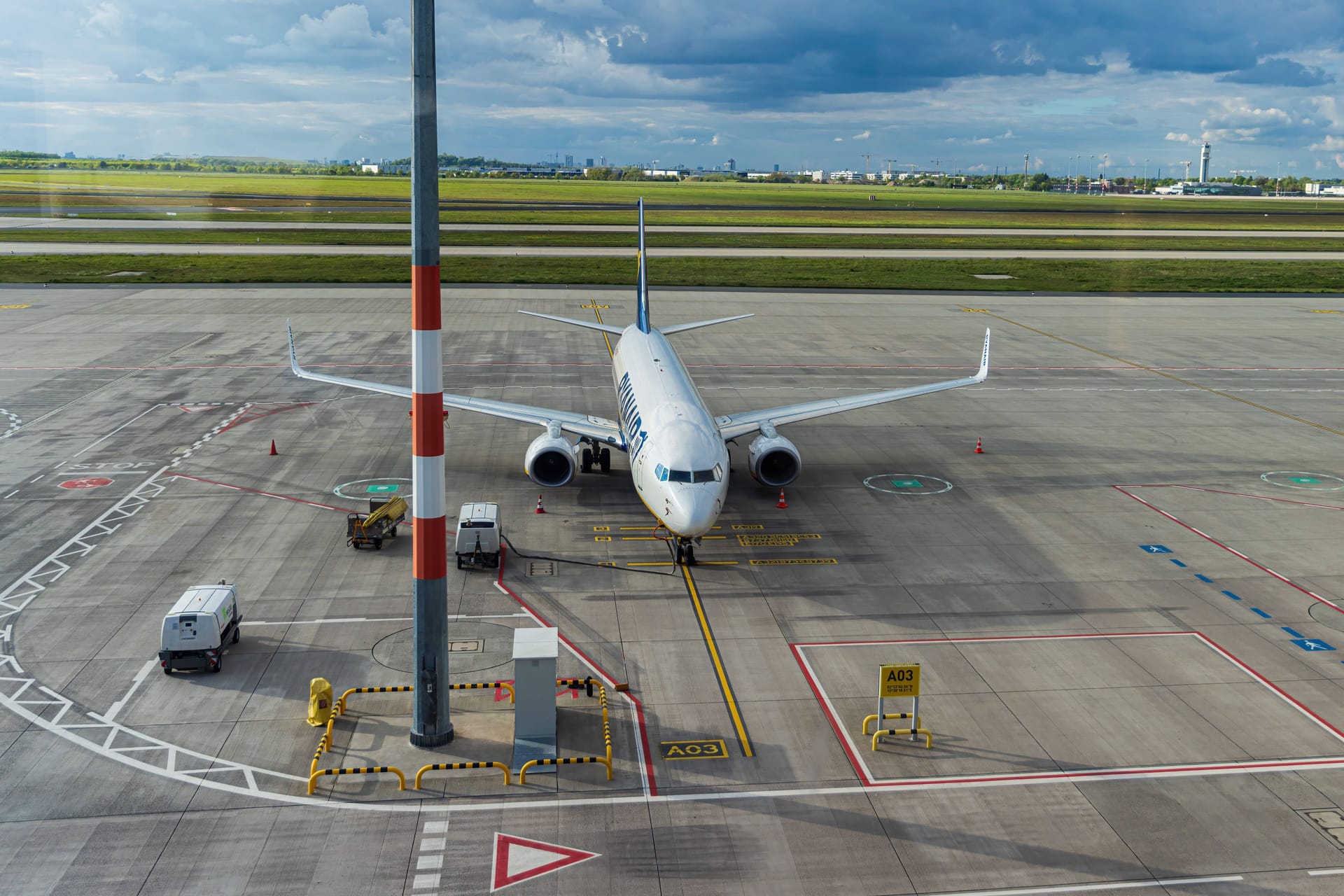 Eine Maschine von Ryanair am Bremer Flughafen (Archivbild): 20 Verbindungen hält der Winterflugplan bereit.