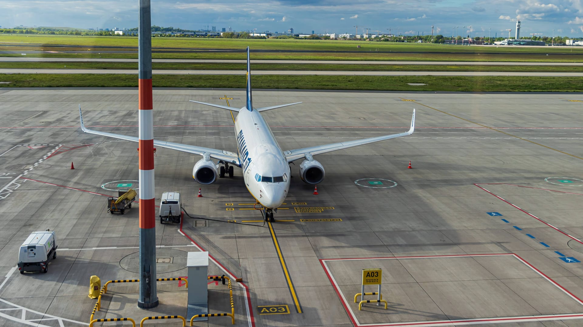 Eine Maschine von Ryanair am Bremer Flughafen (Archivbild): 20 Verbindungen hält der Winterflugplan bereit.