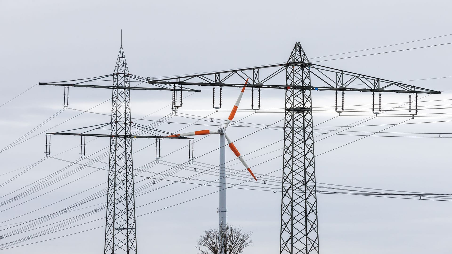 Stromleitungen vor Windrad