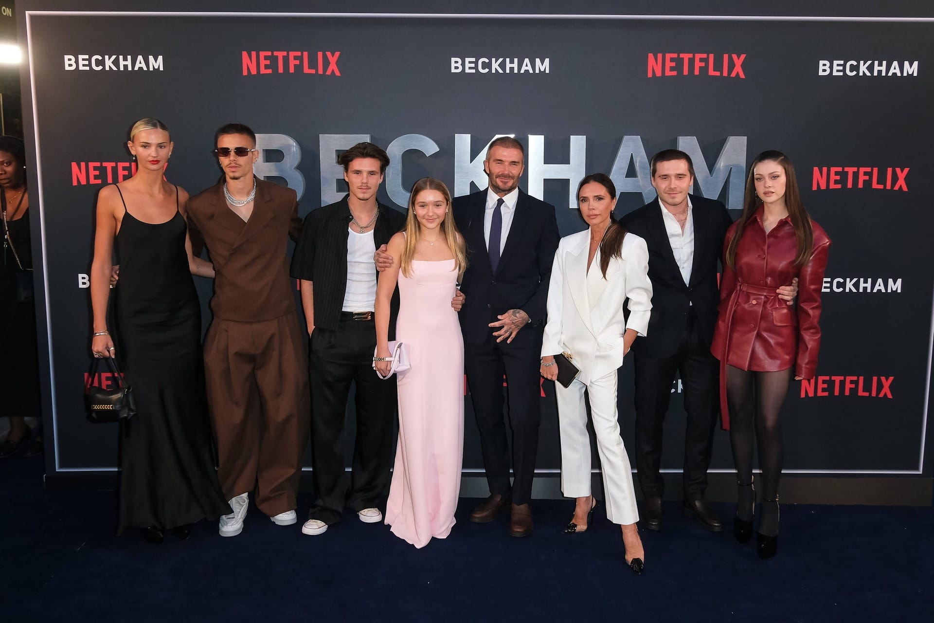 Die Beckhams: Mia Regan (damalige Freundin von Romeo), Romeo Beckham, Cruz Beckham, Harper Beckham, David Beckham, Victoria Beckham, Brooklyn Beckham and Nicola Peltz (Brooklyns jetzige Ehefrau).