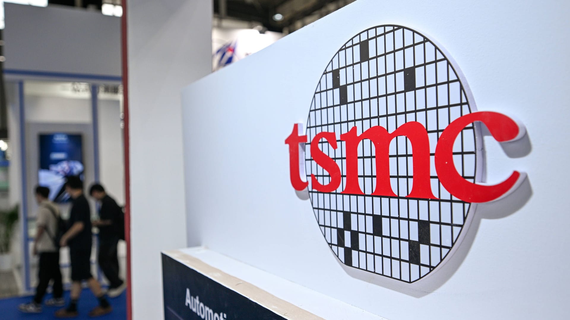 Ein Stand von TSMC auf einer Elektronikmesse (Archivbild): Der Chip-Riese steigerte seinen Gewinn deutlich.