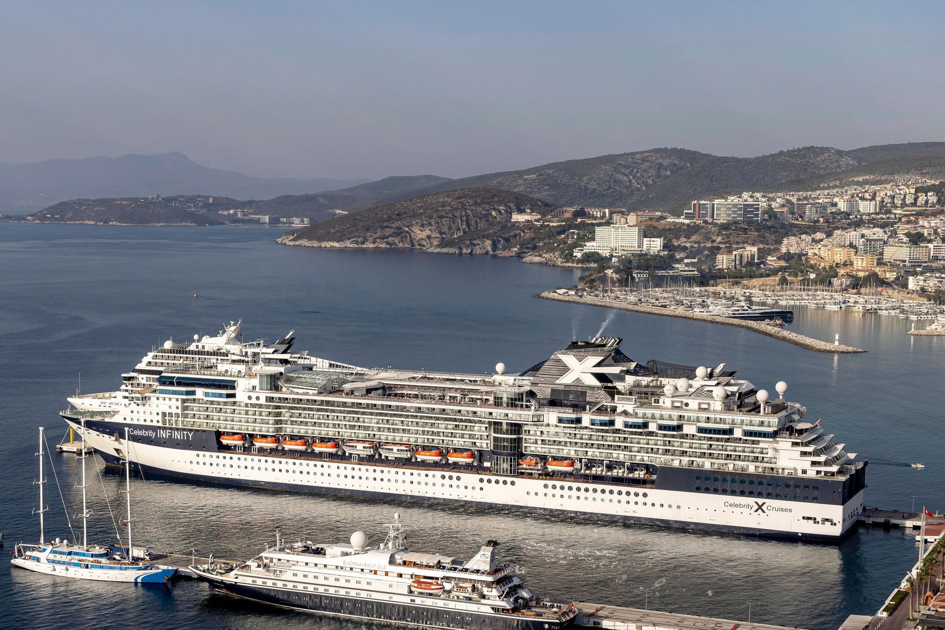Das Kreuzfahrtschiff "Celebrity Infinity" im Hafen von Kusadasi (Archivbild): Am Montag erlebten die Passagiere beunruhigende Momente.
