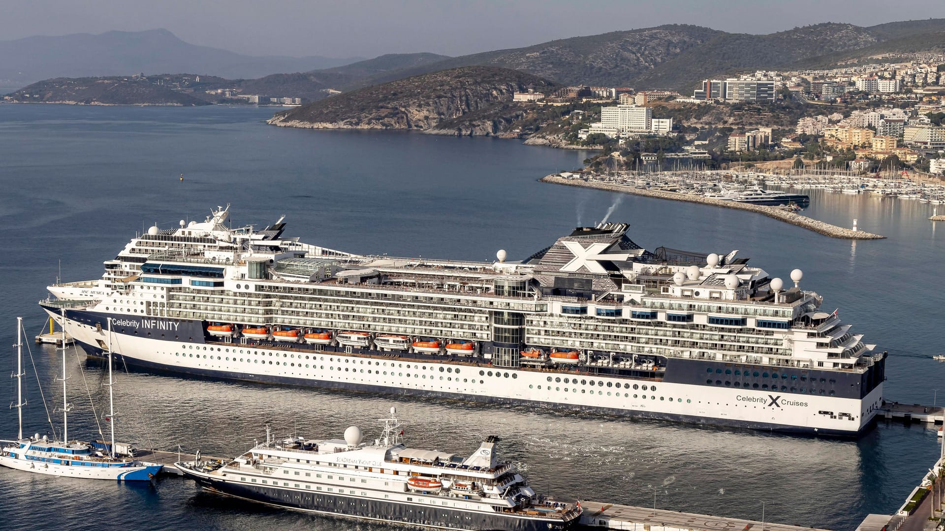 Das Kreuzfahrtschiff "Celebrity Infinity" im Hafen von Kusadasi (Archivbild): Am Montag erlebten die Passagiere beunruhigende Momente.