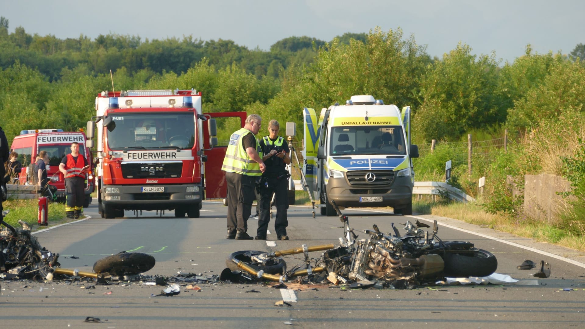 Eines der beiden Motorräder liegt vollkommen zerstört auf der Straße: Bei einem Unfall sind zwei Menschen ums Leben gekommen.