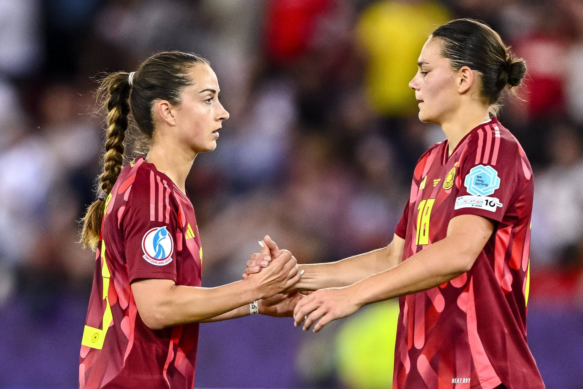 Sara Däbritz (l.) neben Giovanna Hofmann: Die 30-Jährige spielte zuletzt bei Olympique Lyon.