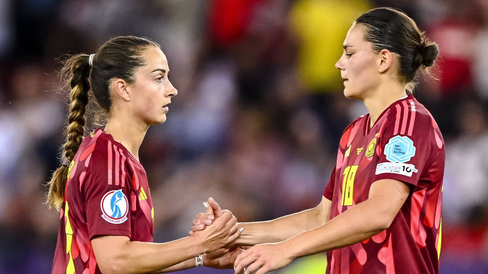 Sara Däbritz (l.) neben Giovanna Hofmann: Die 30-Jährige spielte zuletzt bei Olympique Lyon.