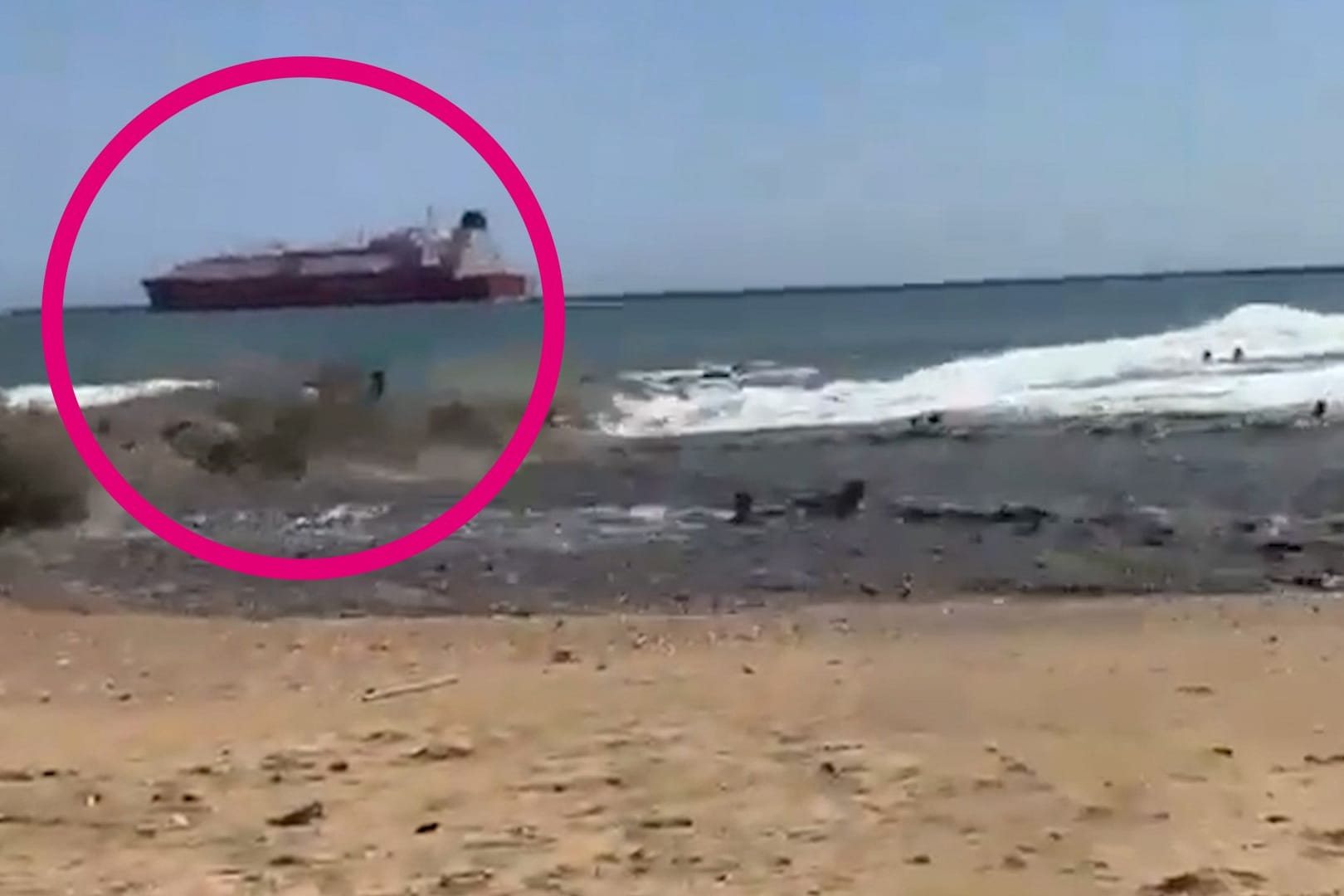 Eine enorme Welle spült mehrere Badegäste an den Strand. Eine enorme Welle spült mehrere Badegäste an den Strand.