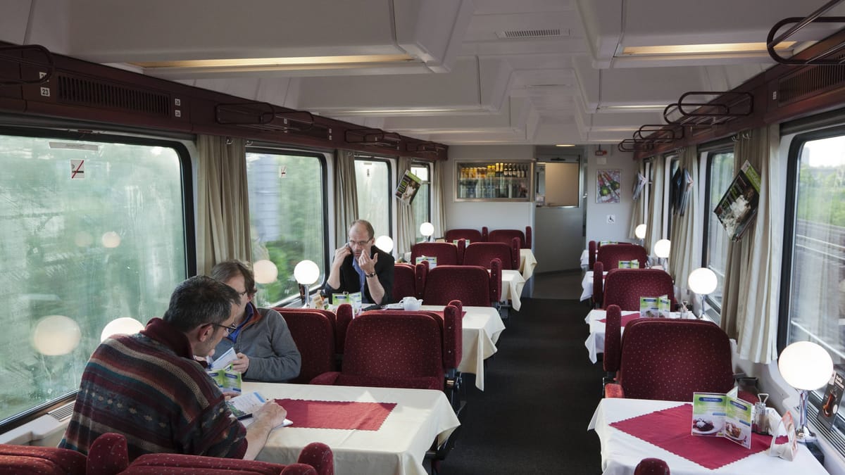 Nezadovoljstvo z železniškim prometom in ohranjanje tradicije v vlakih