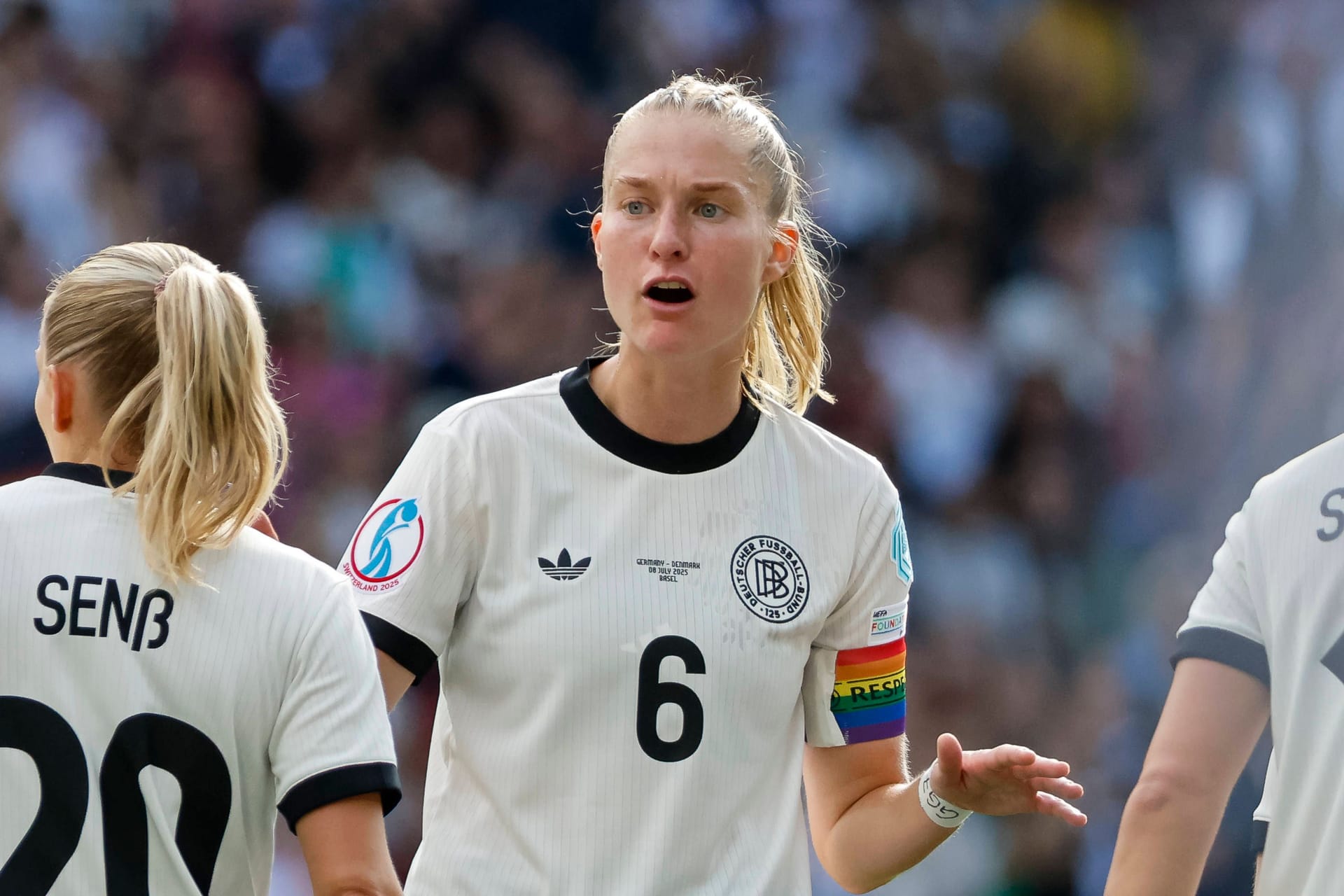 Janina Minge: Die Abwehrchefin blieb stets ruhig und bedacht in ihren Aktionen mit Ball am Fuß. Hielt den Ball in den eigenen Reihen. Patzte allerdings in ihrer Kommunikation mit ihren Nebenspielerinnen – und ließ einige Abschlüsse des Gegners zu. Note 3 Janina Minge: Die Abwehrchefin blieb stets ruhig und bedacht in ihren Aktionen mit Ball am Fuß. Hielt den Ball in den eigenen Reihen. Patzte allerdings in ihrer Kommunikation mit ihren Nebenspielerinnen – und ließ einige Abschlüsse des Gegners zu. Note 3