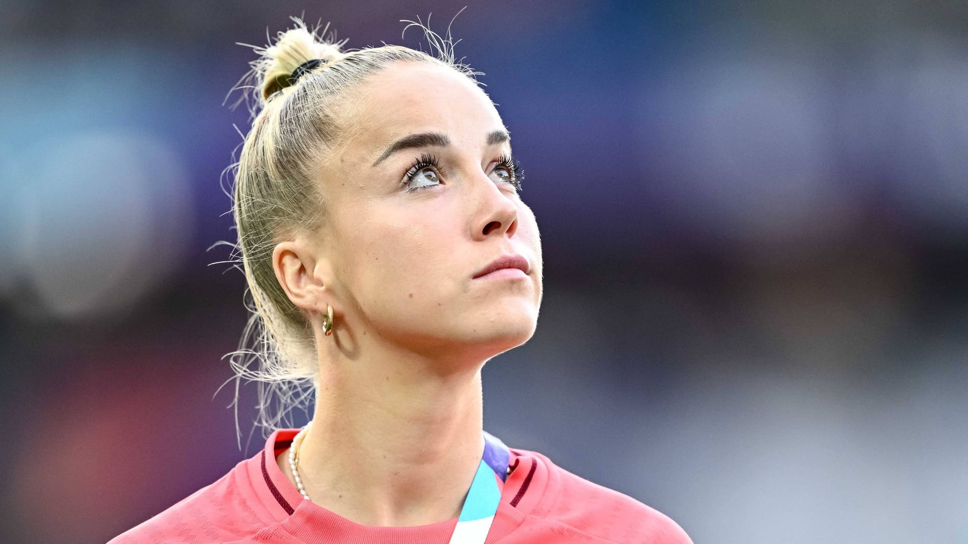 Giulia Gwinn: Sie ist trotz Verletzung im Team präsent. Giulia Gwinn: Sie ist trotz Verletzung im Team präsent.