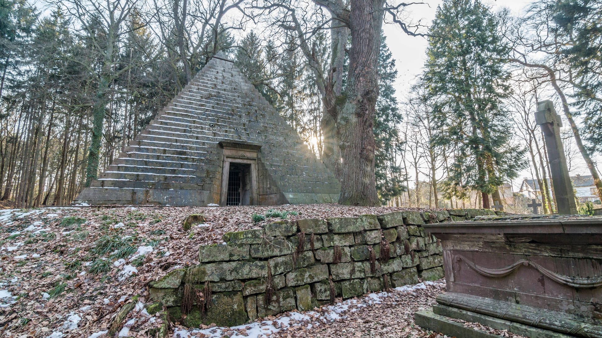 Das Mausoleum in Holle: Auch außerhalb befinden sich Grabstätten.