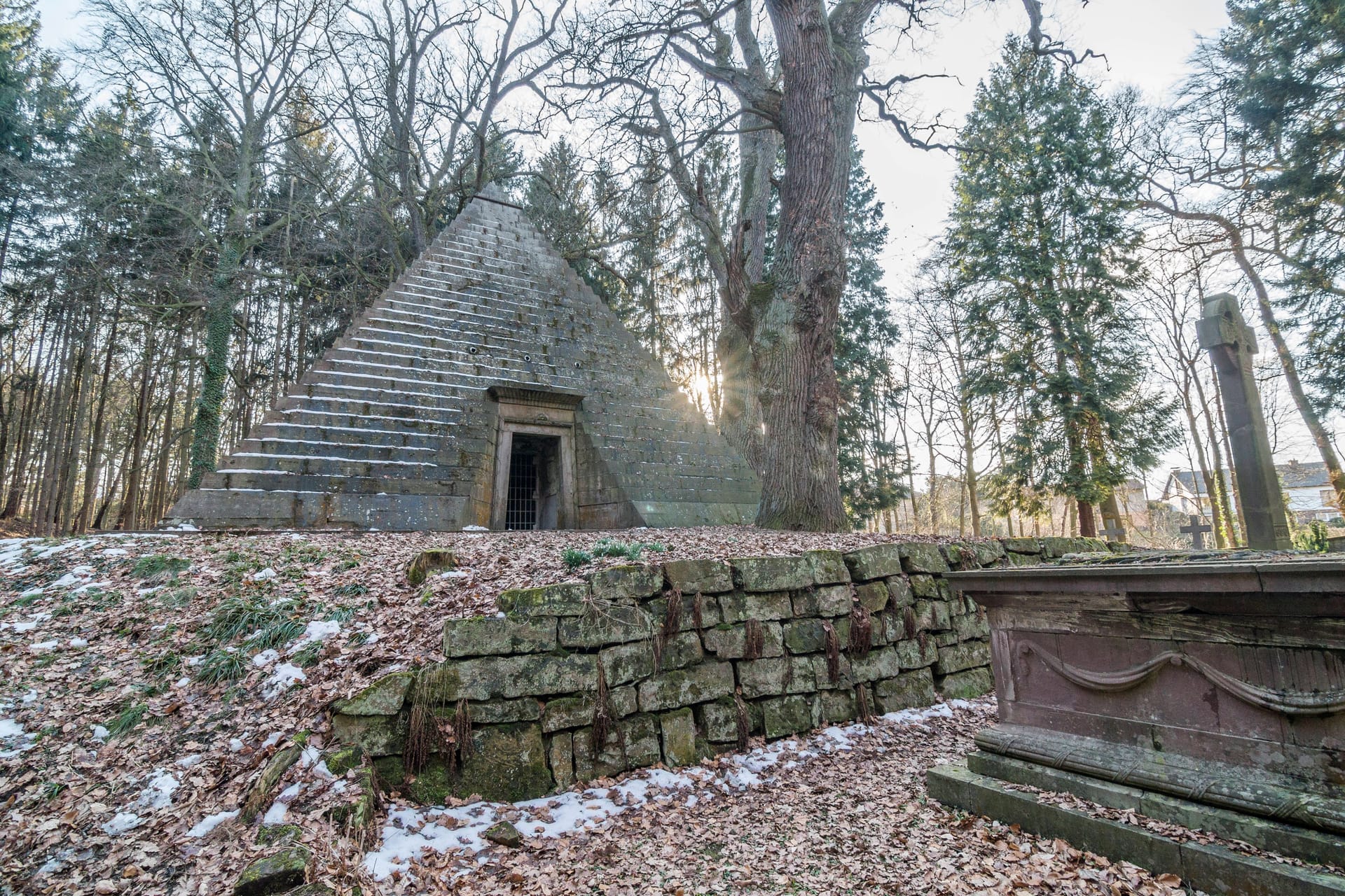 Das Mausoleum in Holle: Auch außerhalb befinden sich Grabstätten.