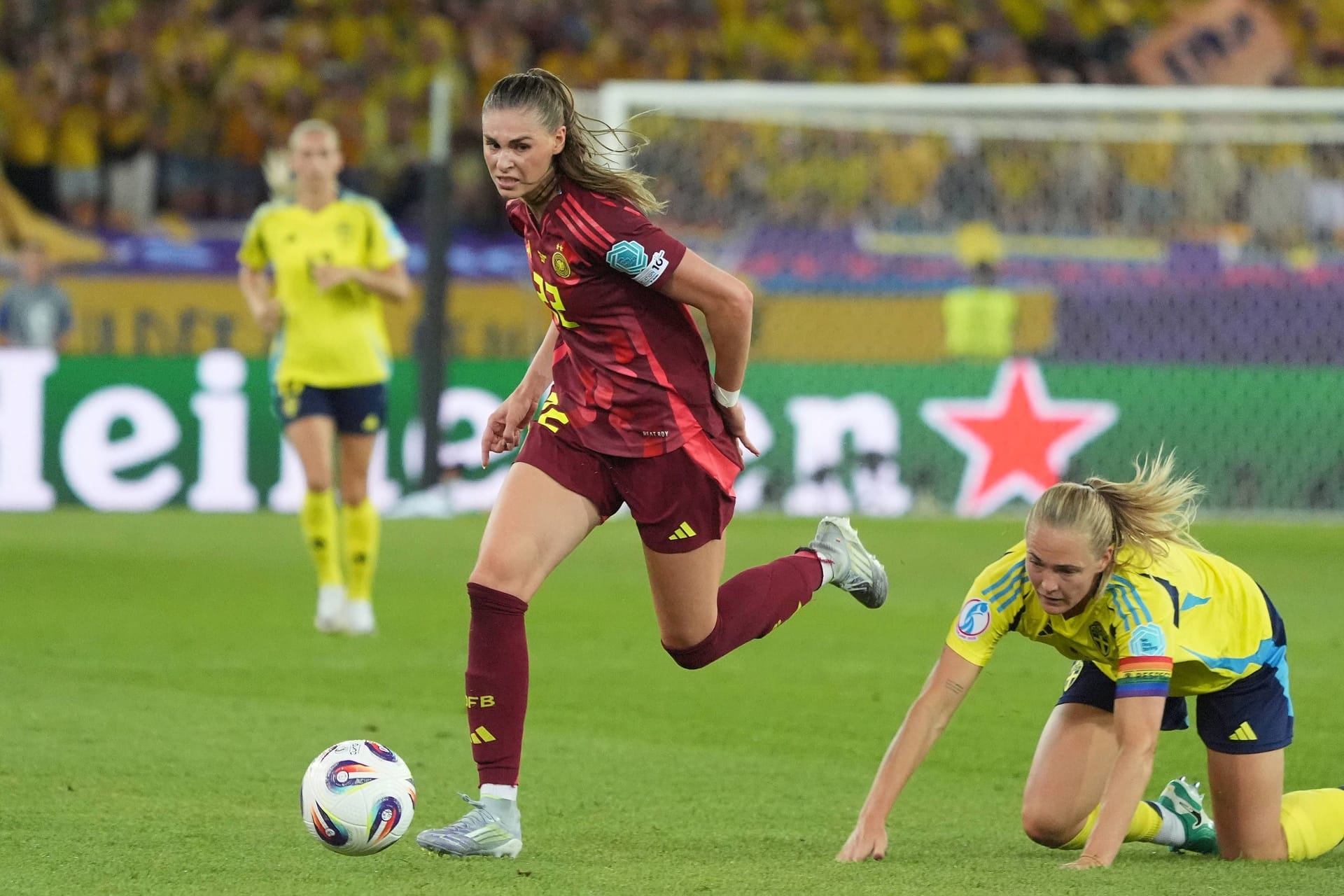 Jule Brand: Begeisterte die mitgereisten deutschen Fans mit tollen Bewegungen und machte dem Gegner zunächst das Leben schwer. Belohnte sich in der 7. Minute mit dem Tor. Hat sich zur Leistungsträgerin entwickelt, auch, weil sie viel mit nach hinten arbeitet. Note 3 Jule Brand: Begeisterte die mitgereisten deutschen Fans mit tollen Bewegungen und machte dem Gegner zunächst das Leben schwer. Belohnte sich in der 7. Minute mit dem Tor. Hat sich zur Leistungsträgerin entwickelt, auch, weil sie viel mit nach hinten arbeitet. Note 3