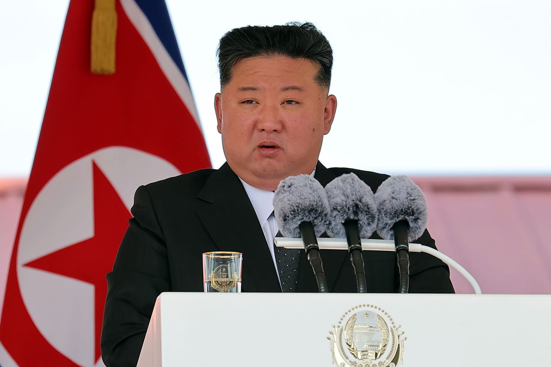 Der nordkoreanische Diktator Kim Jong Un bei einer Rede: Er verstärkt das Truppenkontingent, das er Russland zur Verfügung stellt. (Archivbild)