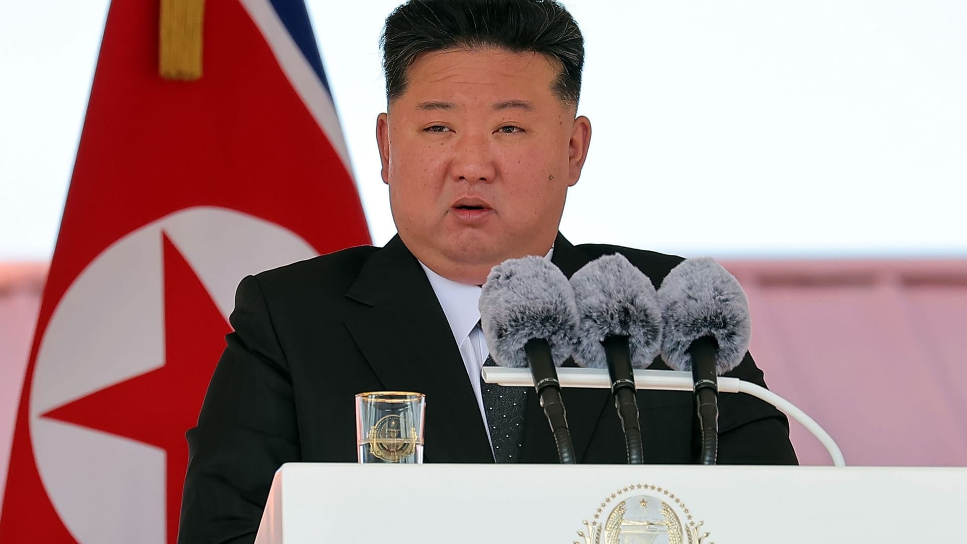 Der nordkoreanische Diktator Kim Jong Un bei einer Rede: Er verstärkt das Truppenkontingent, das er Russland zur Verfügung stellt. (Archivbild)